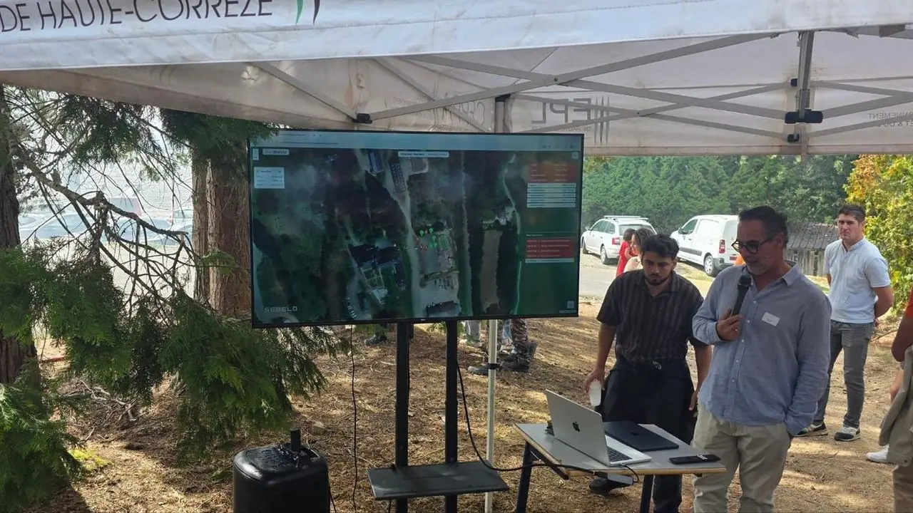 Plataforma de monitorización de incendios de SEBELO en una gran pantalla durante la demostración en directo en Meymac