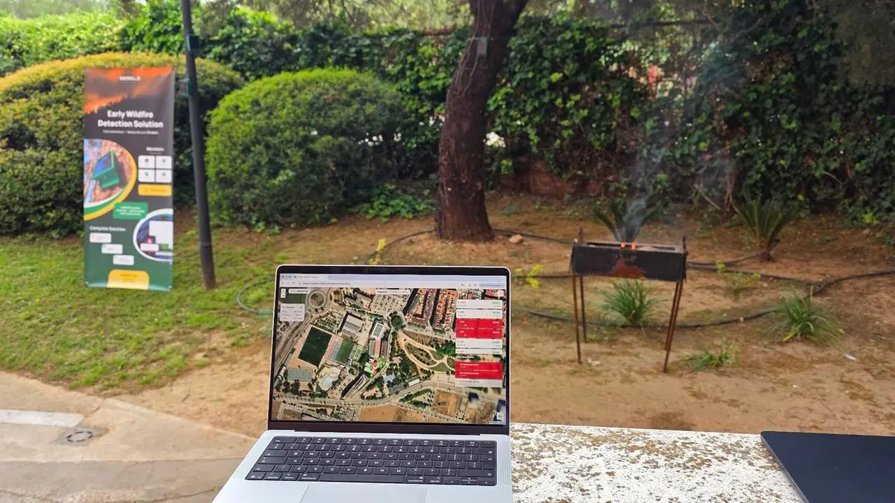 Ζωντανή επίδειξη ανίχνευσης δασικών πυρκαγιών SEBELO στο RESIST Valencia: πλατφόρμα σε laptop, καπνός από δοκιμή σε ψησταριά