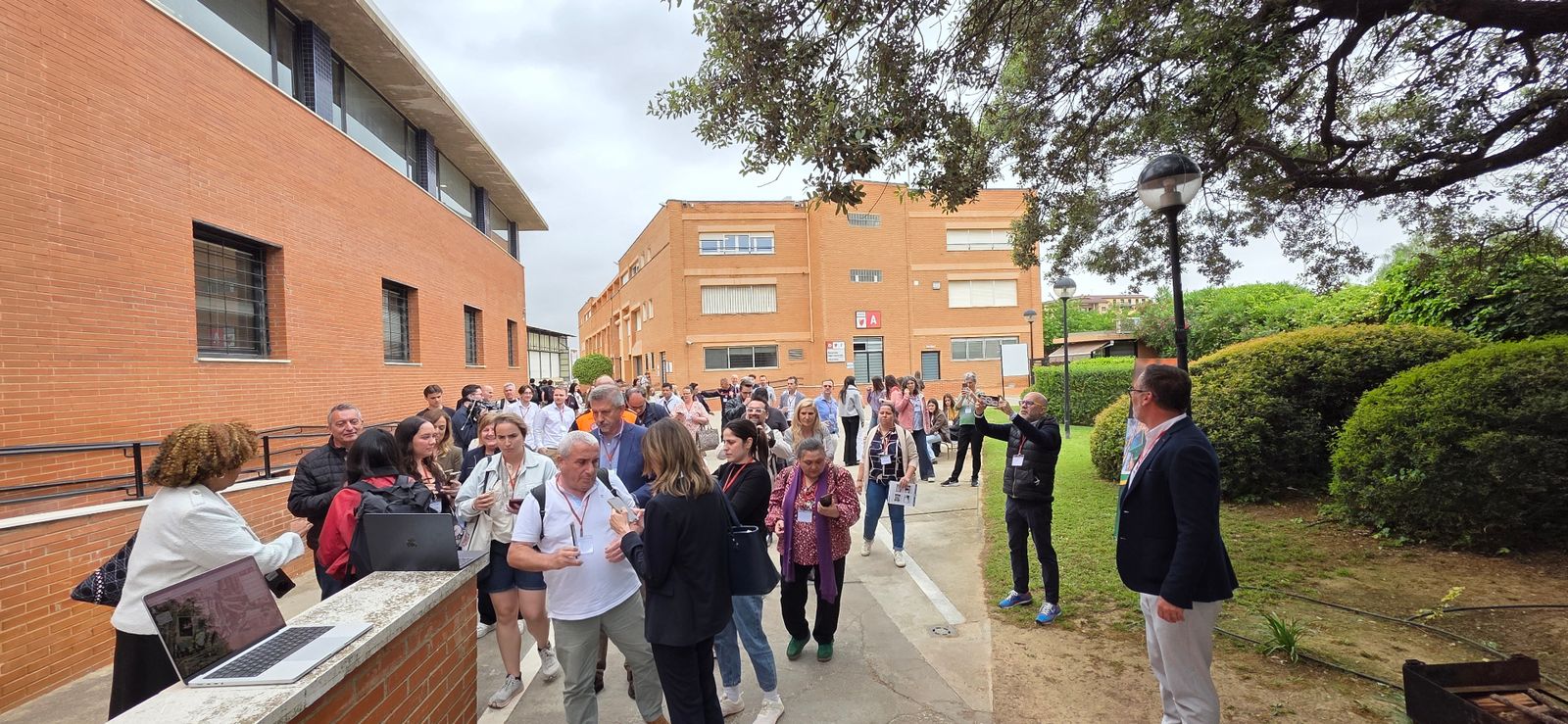 Συμμετέχοντες του RESIST Valencia περπατούν στον χώρο επίδειξης της SEBELO στο Florida Universitàt